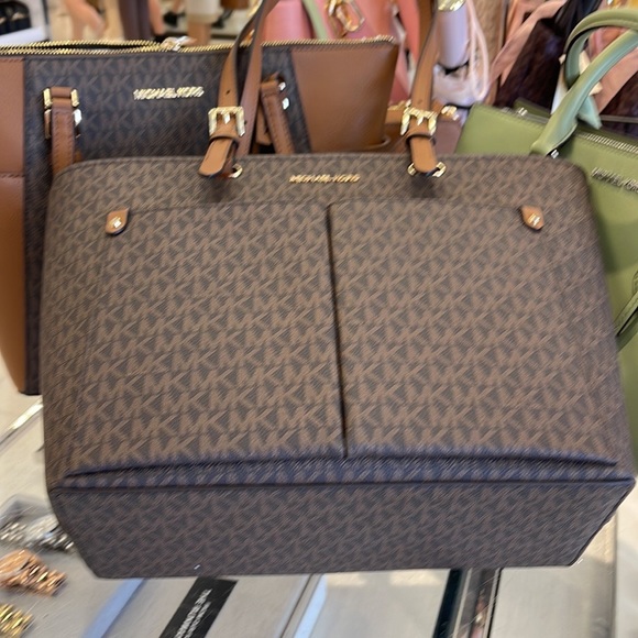 MICHAEL KORS JET SET TRAVEL MEDIUM DOUBLE POCKET TOTE 
BROWN SIGNATURE
NWT - Picture 10 of 16
